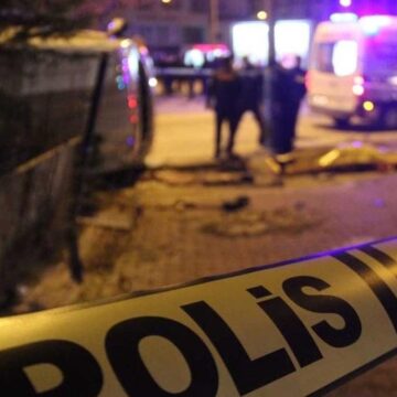 Bingöl’de Tır devrildi: Sürücü ağır yaralandı