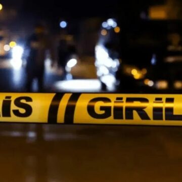 Bir kardeşini öldürdü diğer kardeşi ve kendi oğlunu yaraladı