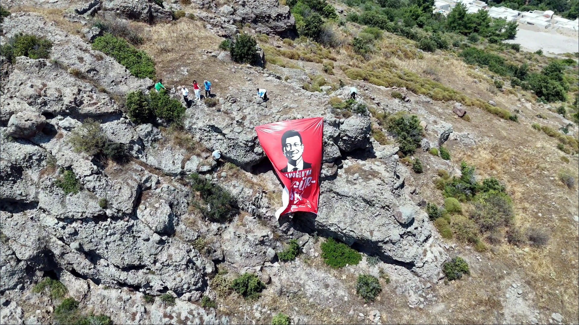 Bodrum'un zirvesine dev İmamoğlu pankartı açtılar