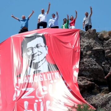 Bodrum’un zirvesine dev İmamoğlu pankartı açtılar