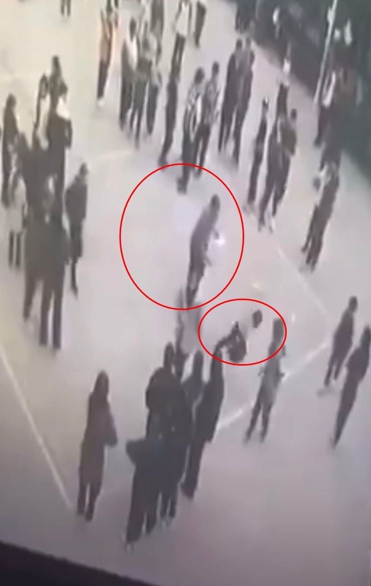 Bu nasıl öğretmen! Arkadaşlarının gözü önünde tekme tokat dövdü... 5 bin lira ceza aldı