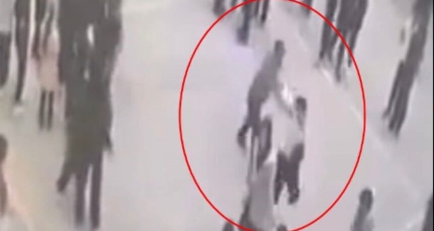 Bu nasıl öğretmen! Arkadaşlarının gözü önünde tekme tokat dövdü… 5 bin lira ceza aldı