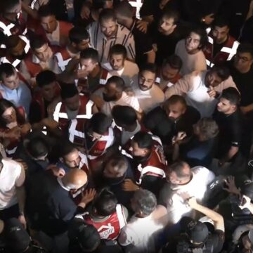CHP Ankara gençlik kolları, Akit TV önüne silah çelenk bıraktı