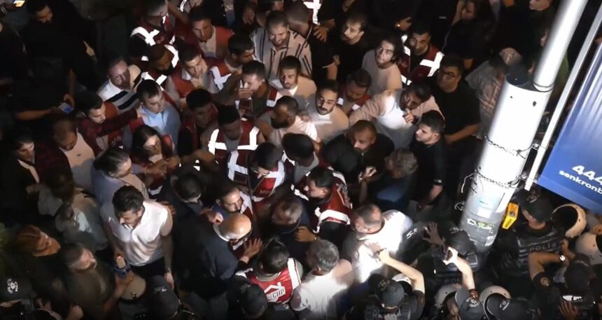 CHP Ankara gençlik kolları, Akit TV önüne silah çelenk bıraktı