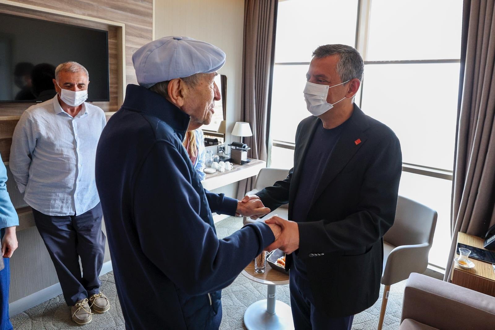 CHP lideri Özel, önceki genel başkanların Babalar Günü'nü kutladı