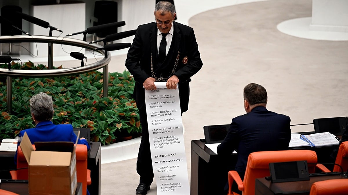 CHP'li vekil Meclis'te 54 metrelik listeyi gösterdi! İşte kamuda çoklu maaş alanlar