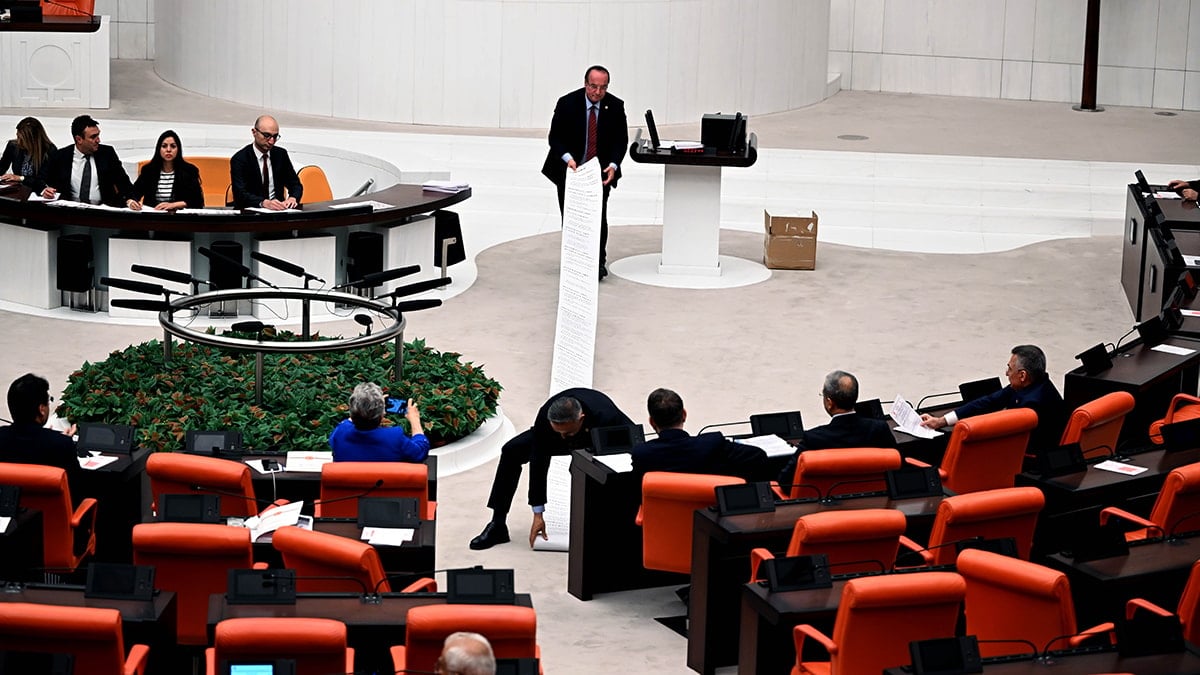 CHP'li vekil Meclis'te 54 metrelik listeyi gösterdi! İşte kamuda çoklu maaş alanlar