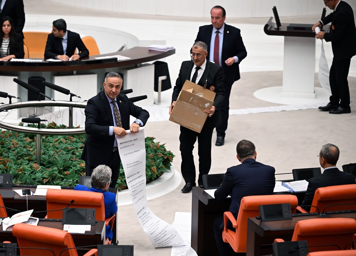 CHP'li vekil Meclis'te 54 metrelik listeyi gösterdi! İşte kamuda çoklu maaş alanlar