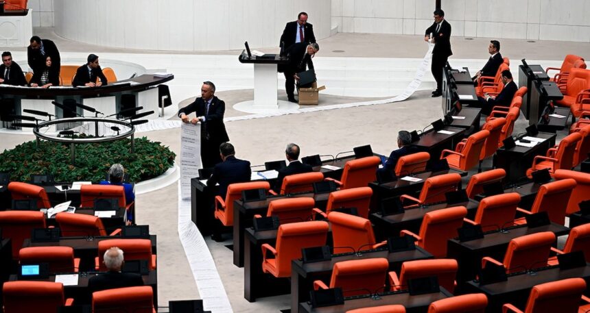 CHP’li vekil Meclis’te 54 metrelik listeyi gösterdi! İşte kamuda çoklu maaş alanlar