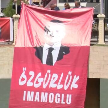 Çoruh Nehri’nin geçtiği köprüye “İmamoğlu’na Özgürlük” pankartı asıldı