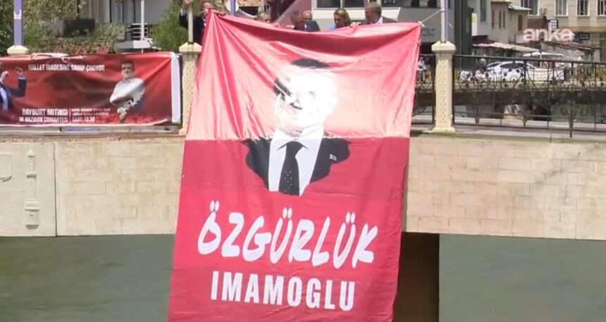 Çoruh Nehri’nin geçtiği köprüye “İmamoğlu’na Özgürlük” pankartı asıldı