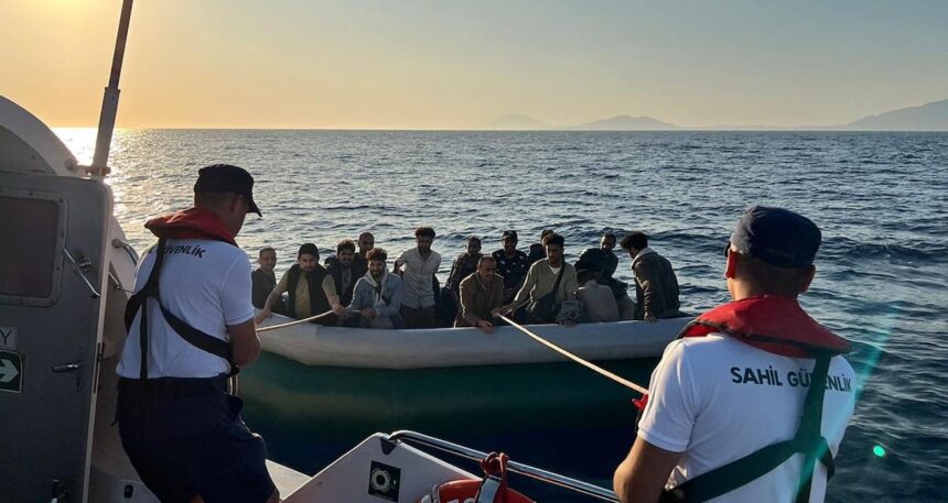 Datça açıklarında sürüklenen lastik bottaki 14 göçmen kurtarıldı