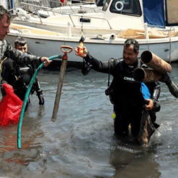 Deniz Market’ten çıkmayan kalmadı: cep telefonu vantilatör, damacana su, plastik sandalye