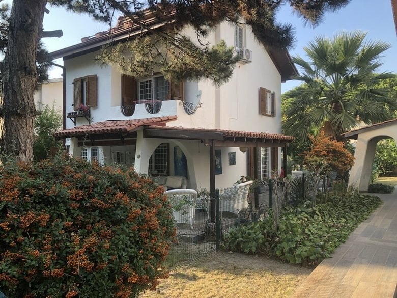 Deprem profesörünün villası kaçak çıktı: Önce yıktı, sonra satışa çıkardı 2 Deprem profesörünün villası kaçak çıktı: Önce yıktı, sonra satışa çıkardı