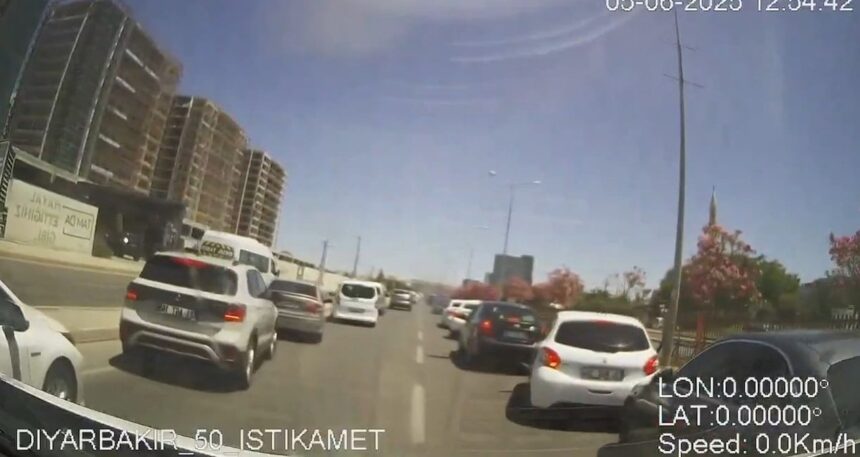 Diyarbakır’da sürücülerin fermuar yöntemiyle ambulansa yol vermesi kamerada