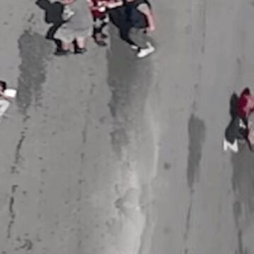 Düğün konvoyunun önünü kesmek isteyen çocuğu ezdiler