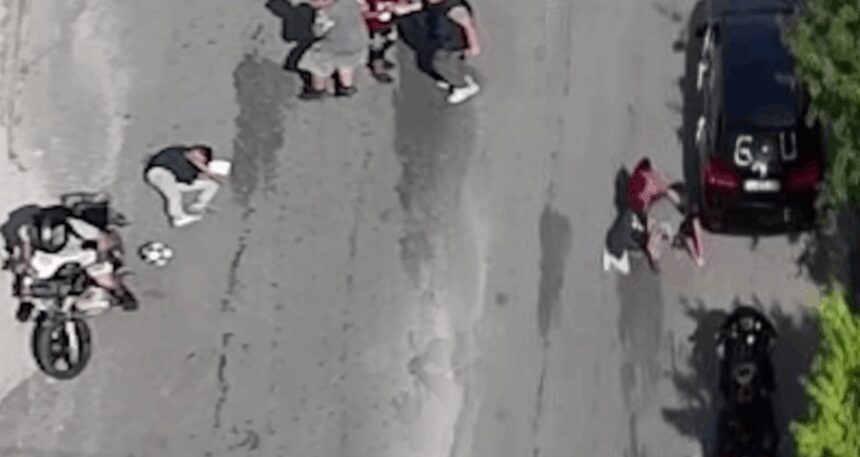Düğün konvoyunun önünü kesmek isteyen çocuğu ezdiler