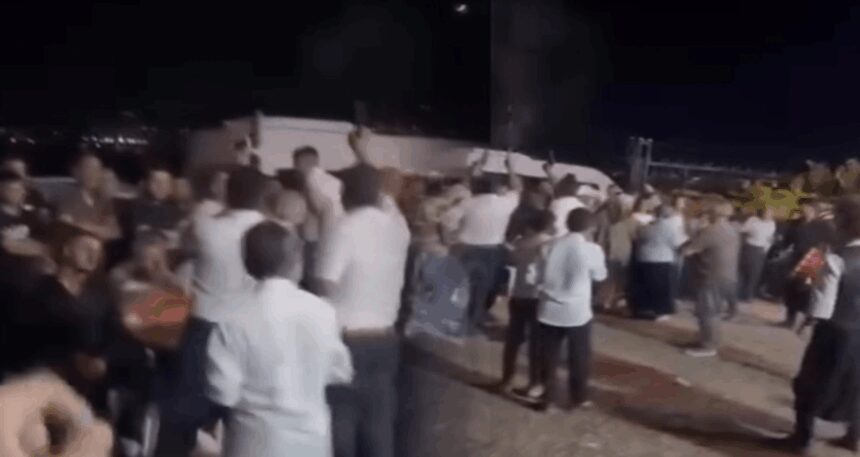 dugunde-korkutan-anlar-ates-acip-panik-yarattilar-EkIQLNIM.jpg Düğünde korkutan anlar: Ateş açıp panik yarattılar