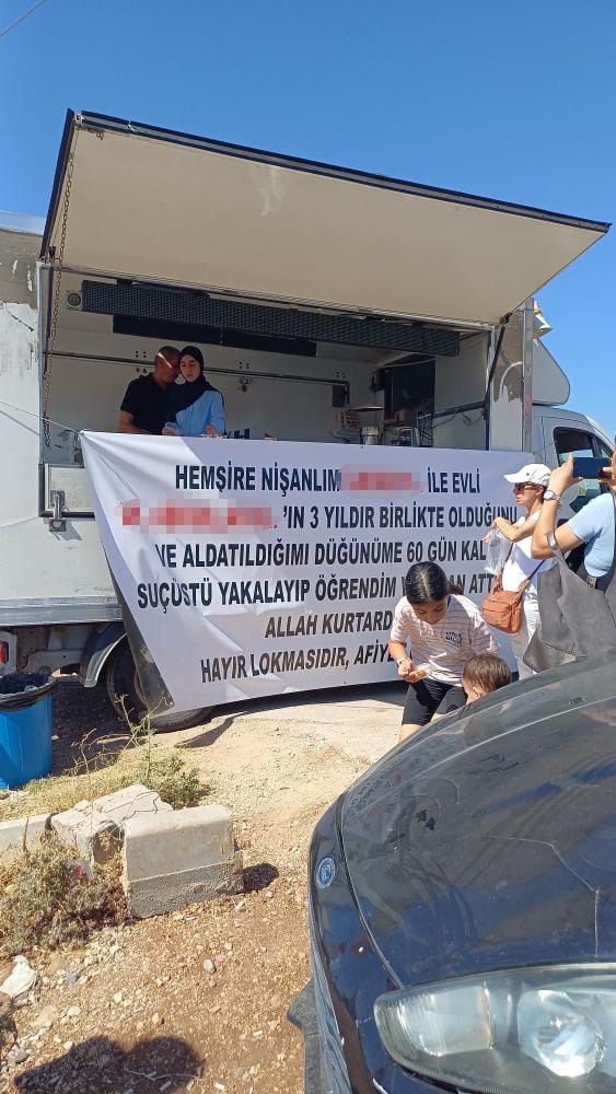 Düğününe günler kala aldatıldığını öğrendi astığı pankart kenti ayağa kaldırdı