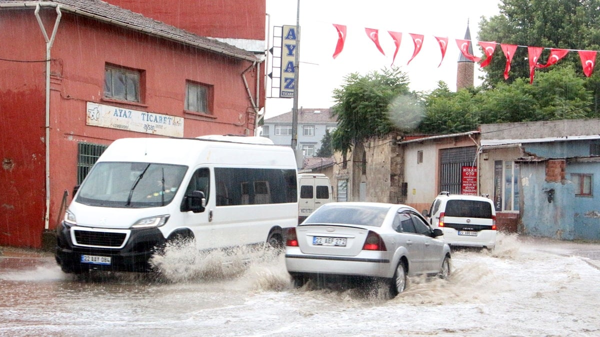 Edirne'de sağanak hayatı olumsuz etkiledi