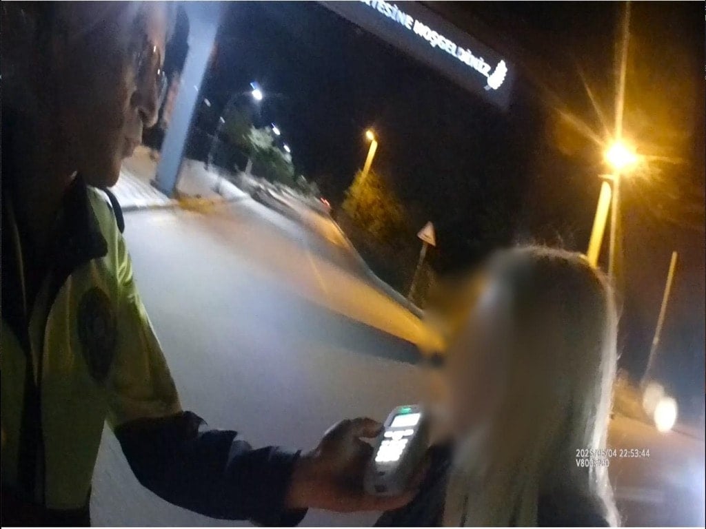 Ehliyetine el konulan kadın direksiyon başından canlı yayın açtı
