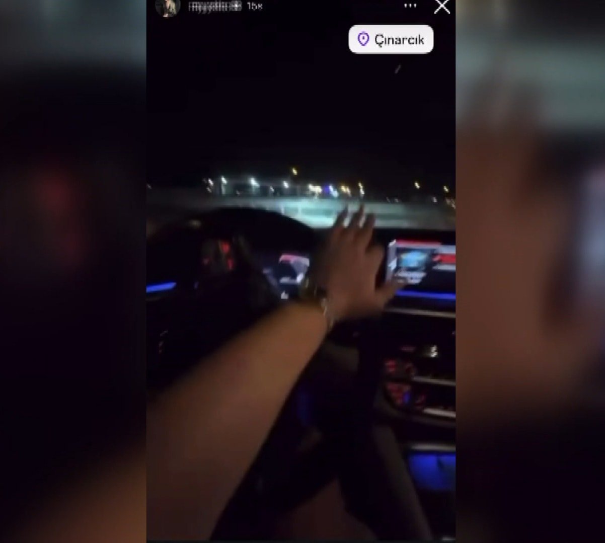 Ehliyetine el konulan kadın direksiyon başından canlı yayın açtı