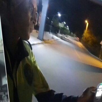 Ehliyetine el konulan kadın direksiyon başından canlı yayın açtı