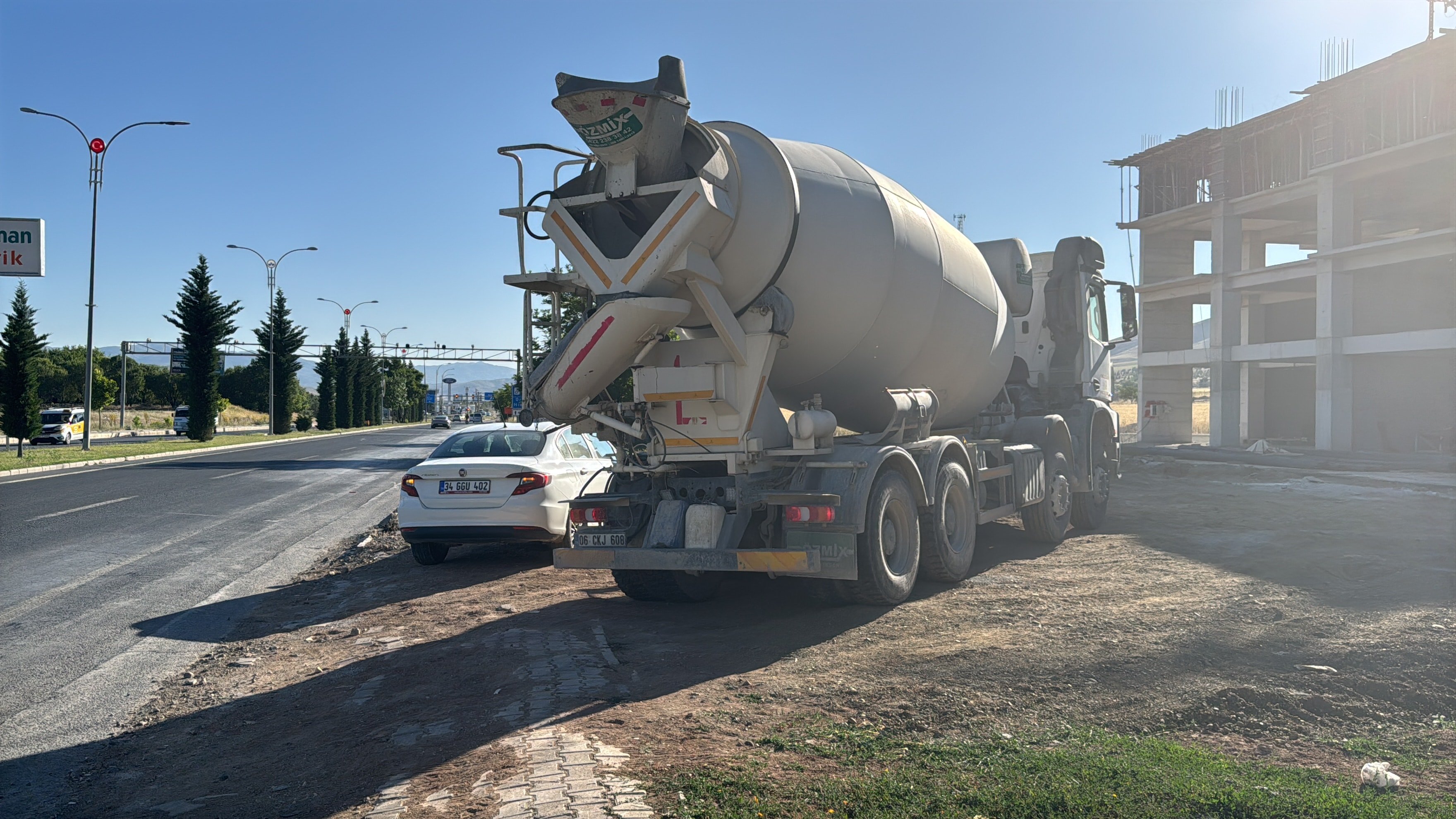 Elazığ’da beton mikseri ile otomobil çarpıştı: 4 yaralı