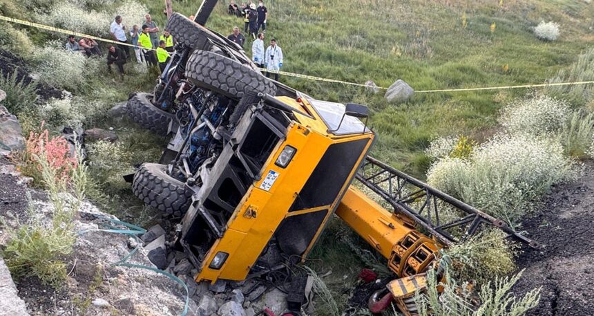 Erzurum’da vinç devrildi: 1 ölü