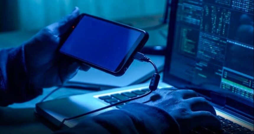 Eşine hediye ettiği telefondan casus yazılımı çıktı