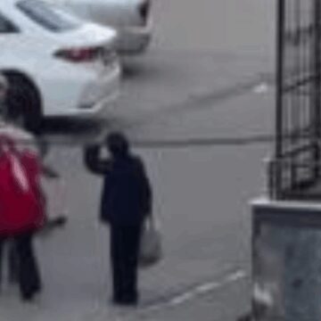 Eşinin bıçakla rehin aldığı kadın, çevredekilerin de yardımıyla kurtarıldı