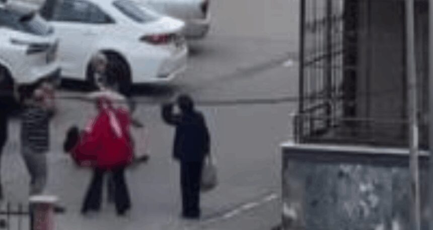 Eşinin bıçakla rehin aldığı kadın, çevredekilerin de yardımıyla kurtarıldı