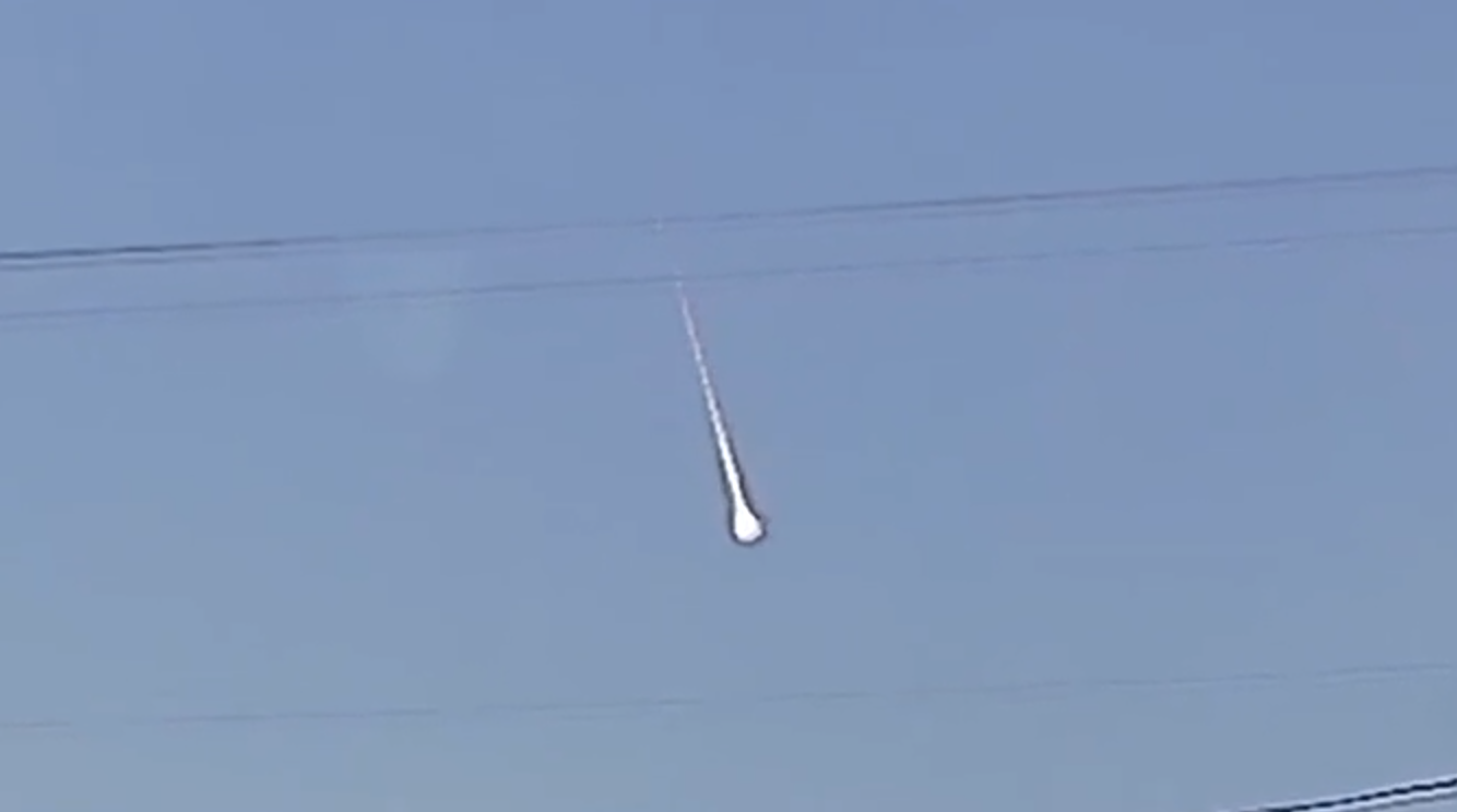 Eve gökten ateş topu düştü! 20 ton TNT'lik enerji...