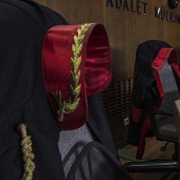 Evinde uyuşturucu satarken suçüstü yakalandı!