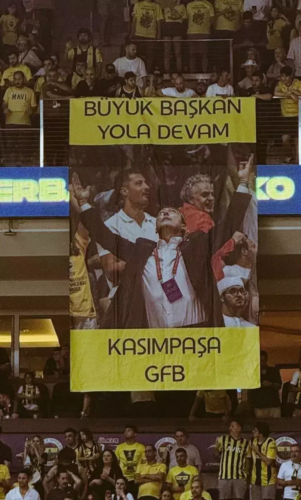 Fenerbahçe Beko şampiyonluğunu ilan etti: Ali Koç pankartı tribünlerde gündem oldu