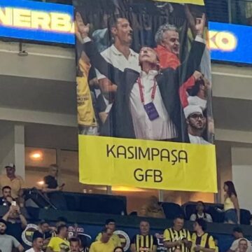 Fenerbahçe Beko şampiyonluğunu ilan etti: Ali Koç pankartı tribünlerde gündem oldu
