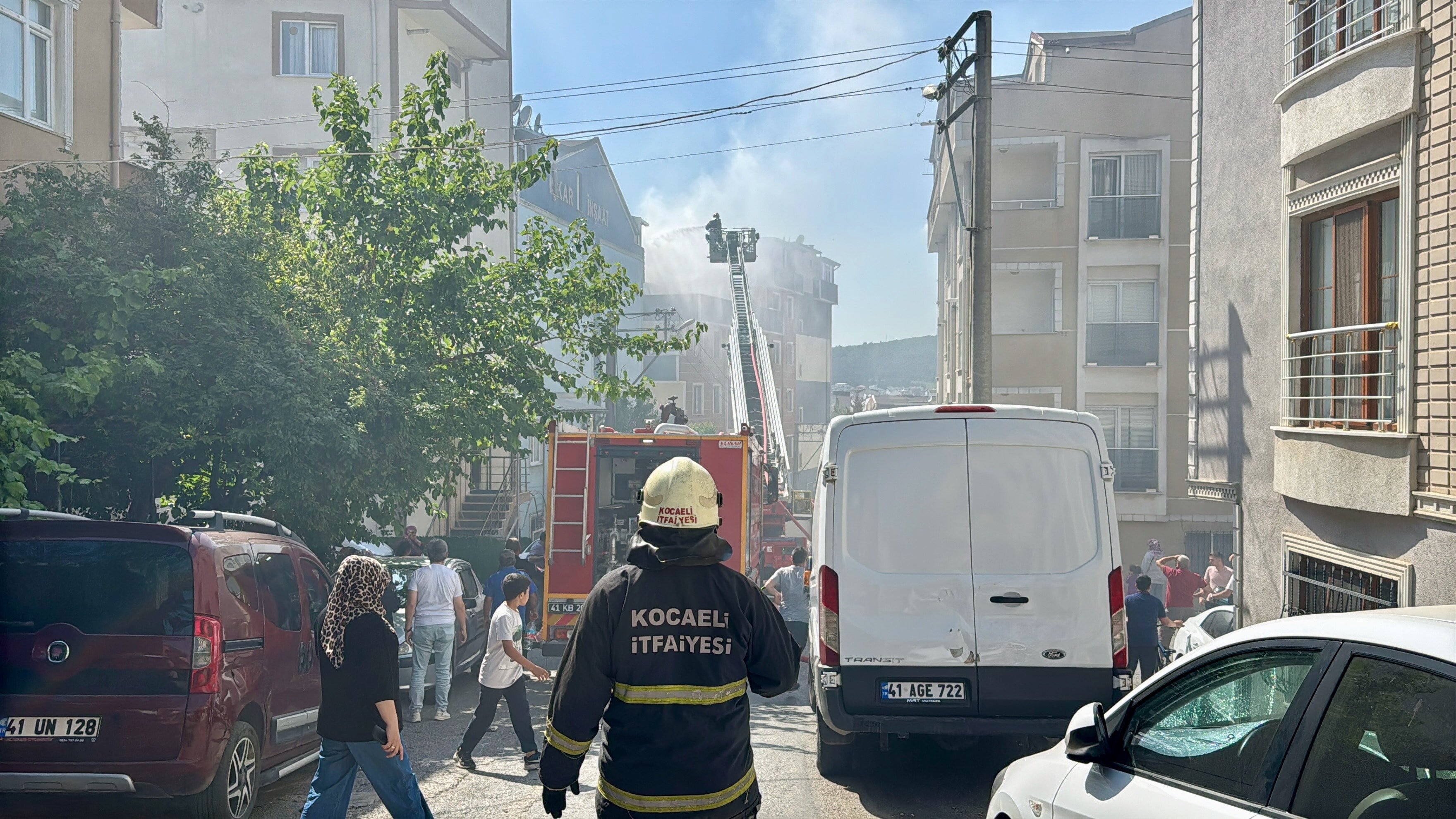 Gebze'de 4 katlı binanın çatısında yangın: Panik anları kameralara yansıdı