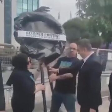 Gelecek Partisi’nden İsrail Başkonsolosluğu önünde siyah çelenkli protesto