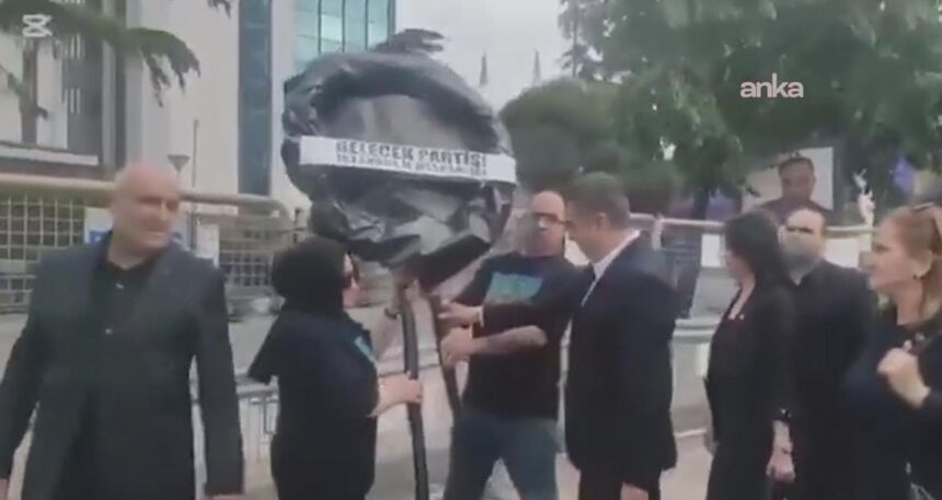 Gelecek Partisi’nden İsrail Başkonsolosluğu önünde siyah çelenkli protesto