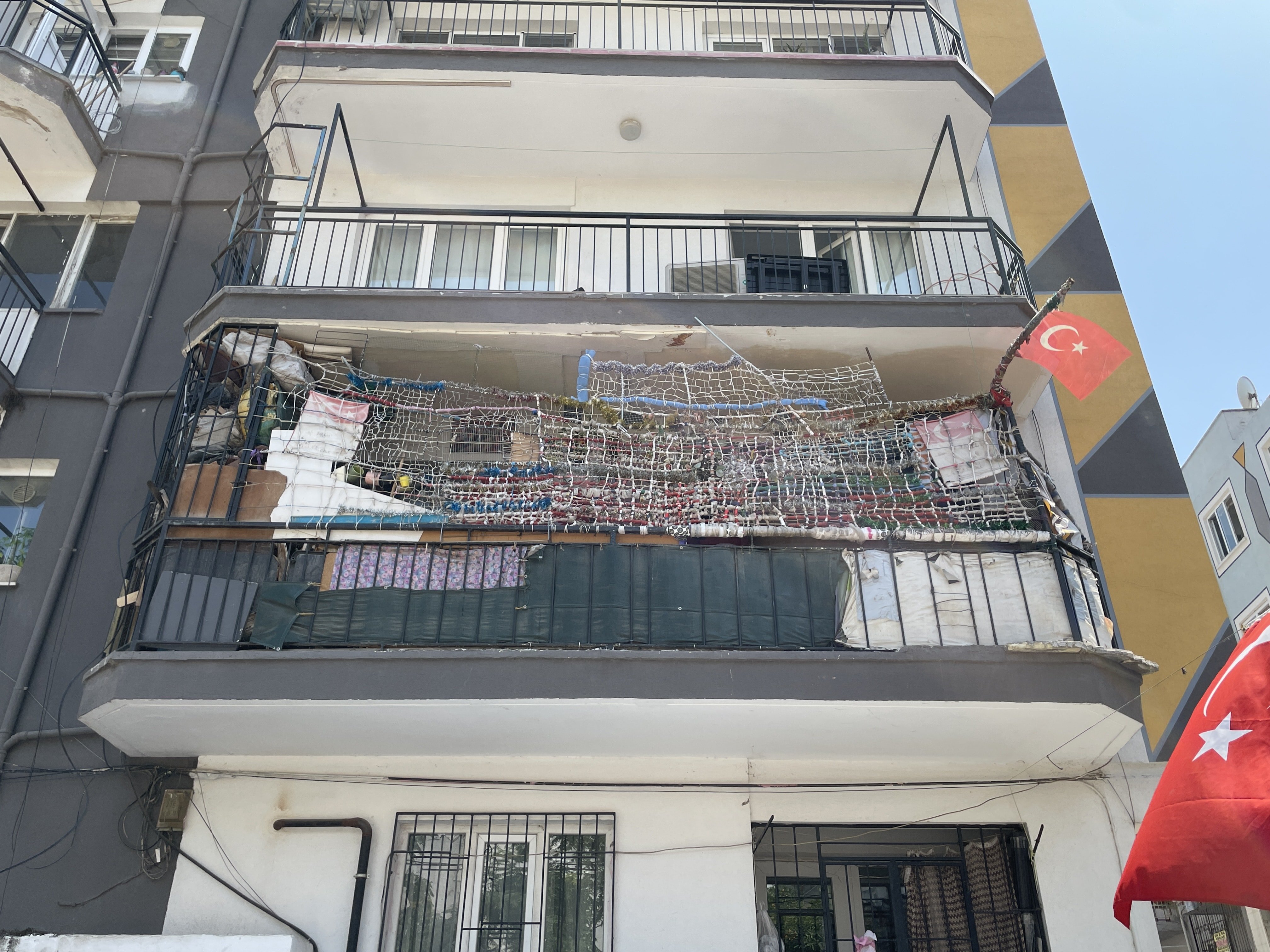 Görenler hayrete düştü! Evden tonlarca çöple birlikte 12 kedi ve 3 kaplumbağa çıktı