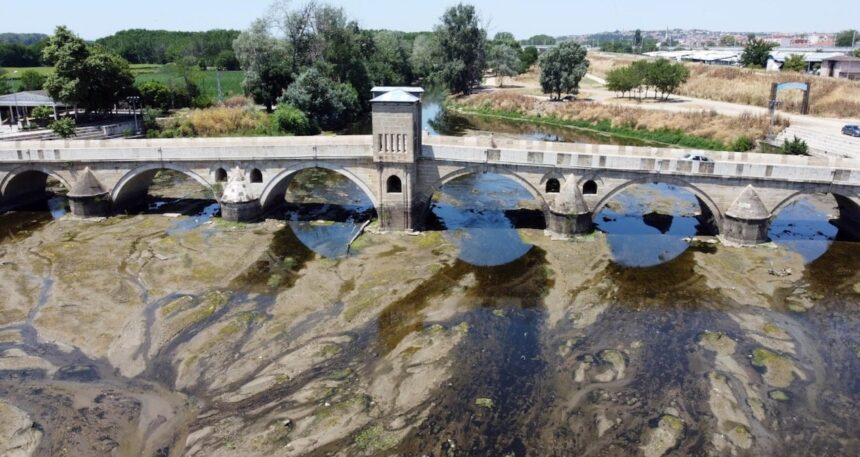 Görenler şaşkınlığını gizleyemedi: Tunca Nehri kurumaya yüz tuttu!