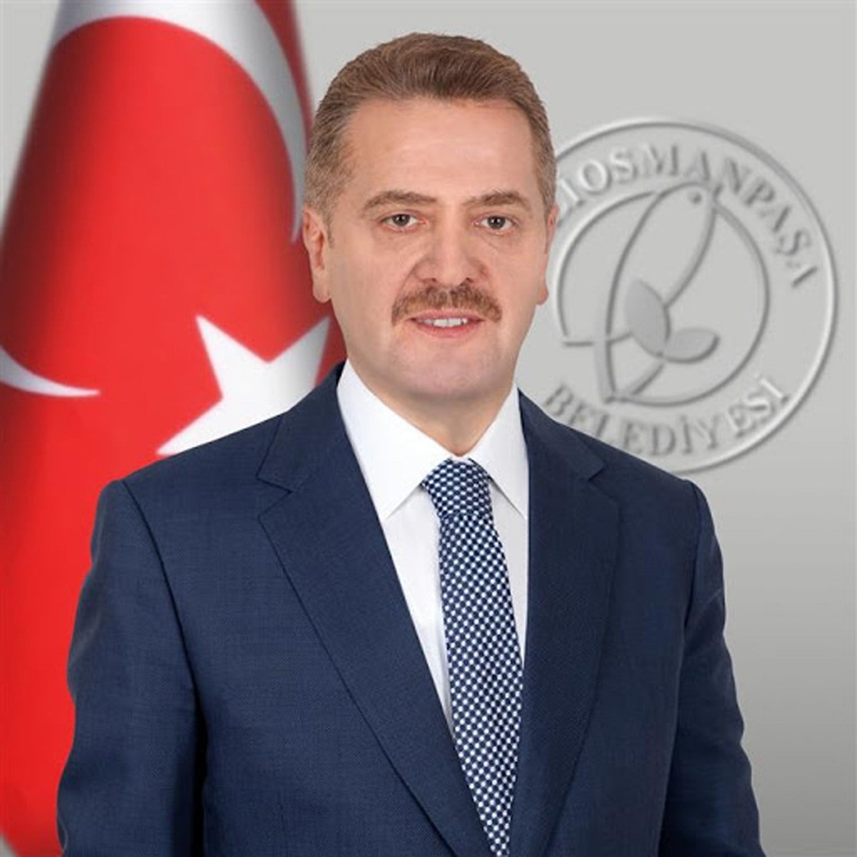 Halasının asansörsüz apartmanında yaşıyor!
