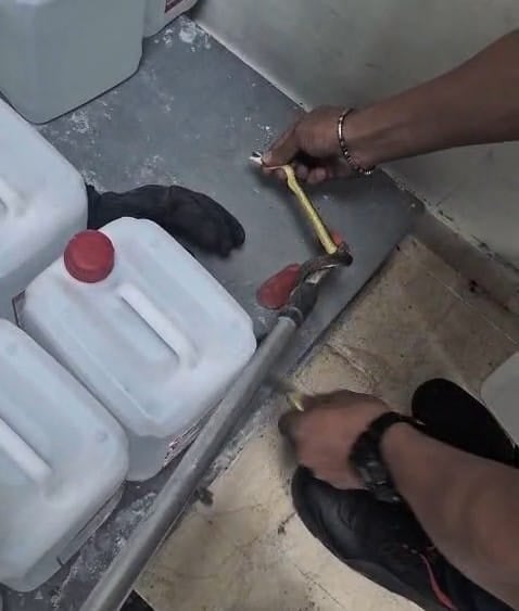 Hastanede panik anları! Temizlik bidonlarının arasından 1 metrelik yılan çıktı!