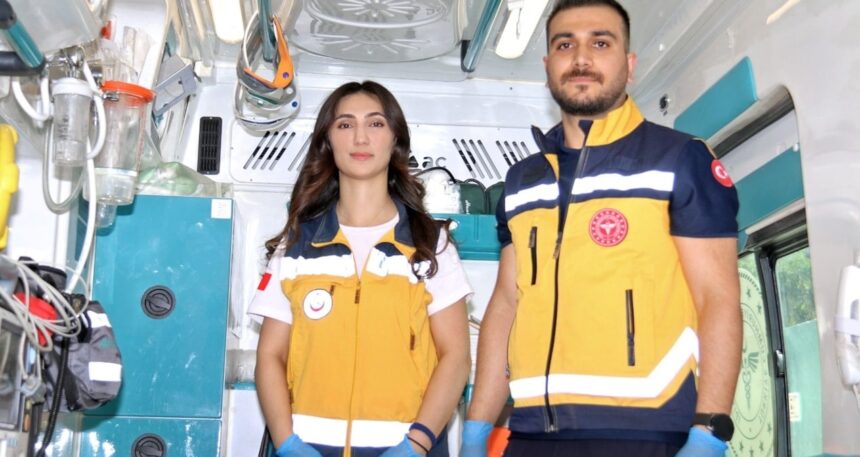 Hastaneye götürülürken ambulansta ikiz bebek dünyaya getirdi