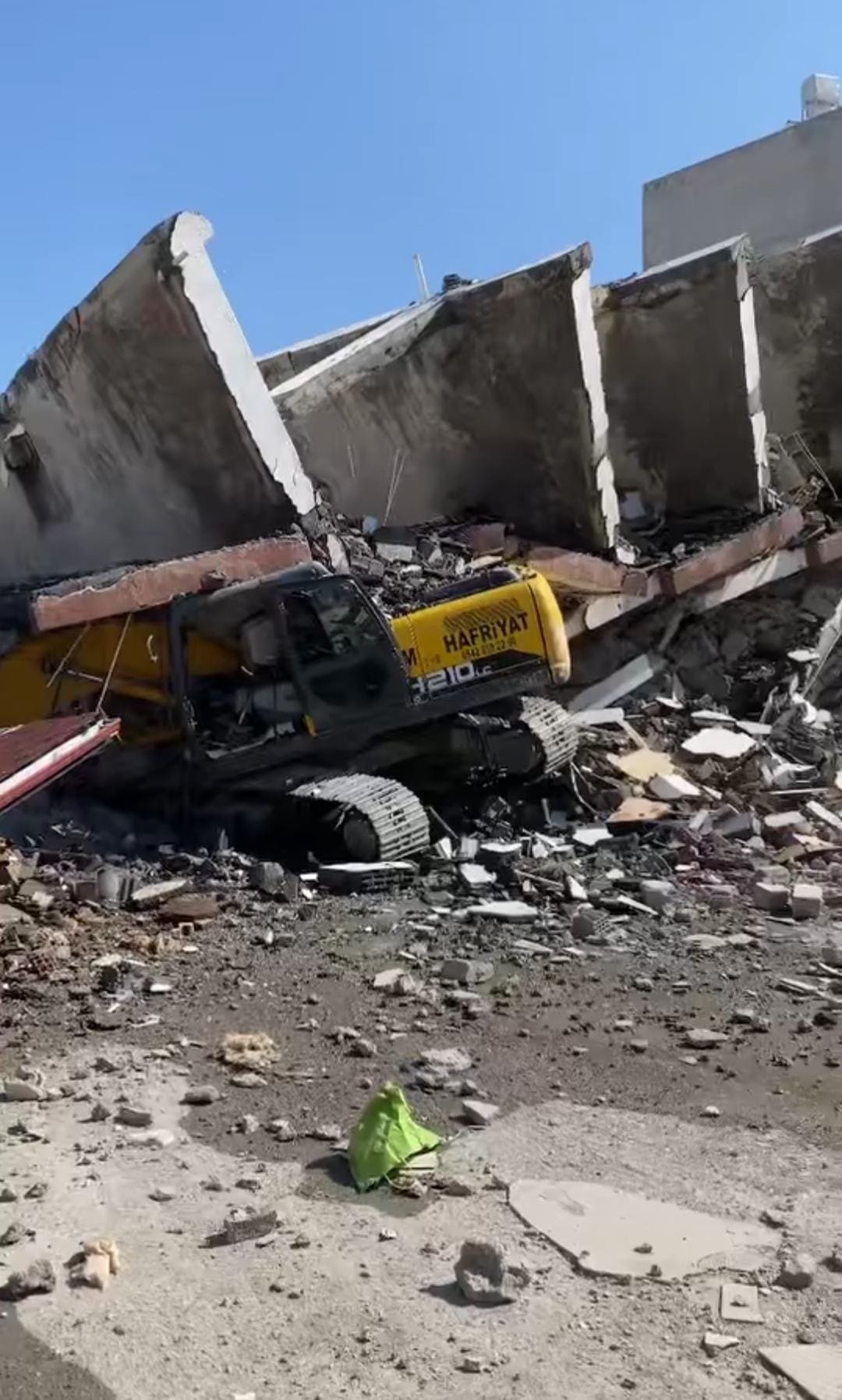 Hatay'ın Arsuz ilçesinde yıkım faciası! Bina iş makinesinin üzerine devrildi