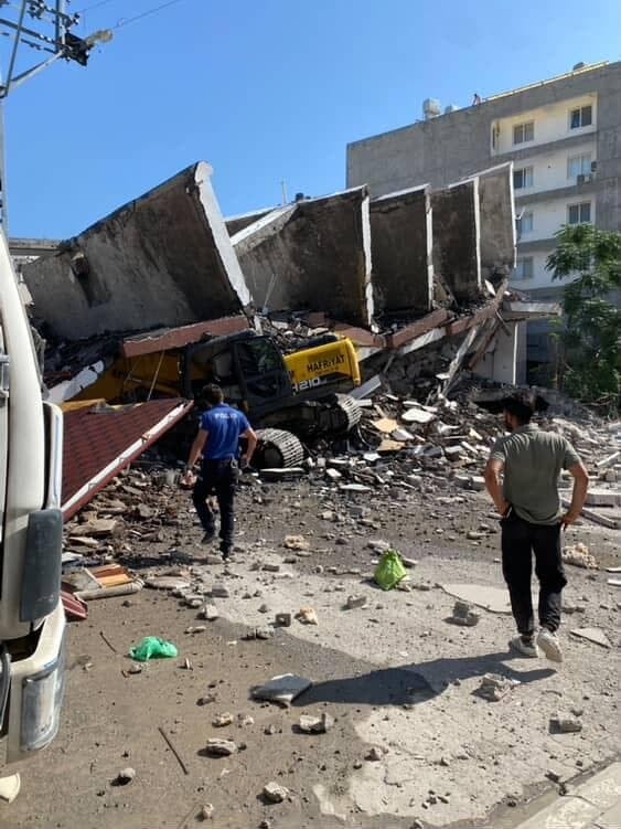 Hatay'ın Arsuz ilçesinde yıkım faciası! Bina iş makinesinin üzerine devrildi