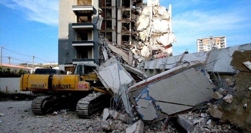 Hatay’ın Arsuz ilçesinde yıkım faciası! Bina iş makinesinin üzerine devrildi