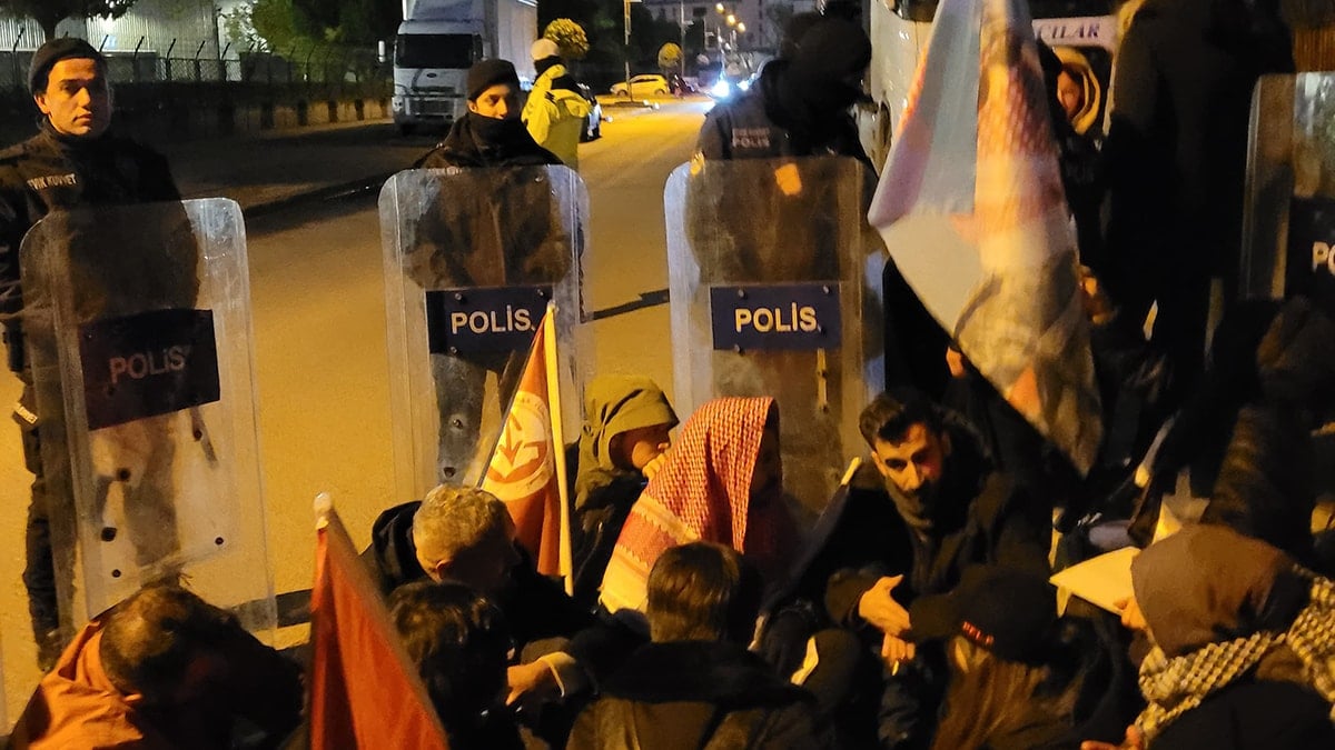 'İsrail’le ticareti kes' diyen 11 gence hapis cezası istendi