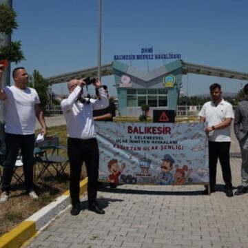 issiz-pistte-kagit-ucak-festivali-Iub4FOyn.jpg Issız pistte kağıt uçak festivali!