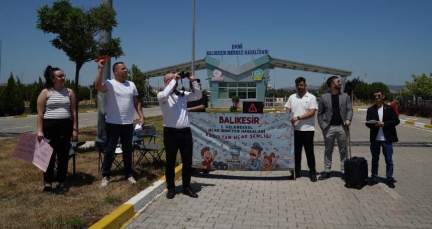 Issız pistte kağıt uçak festivali!